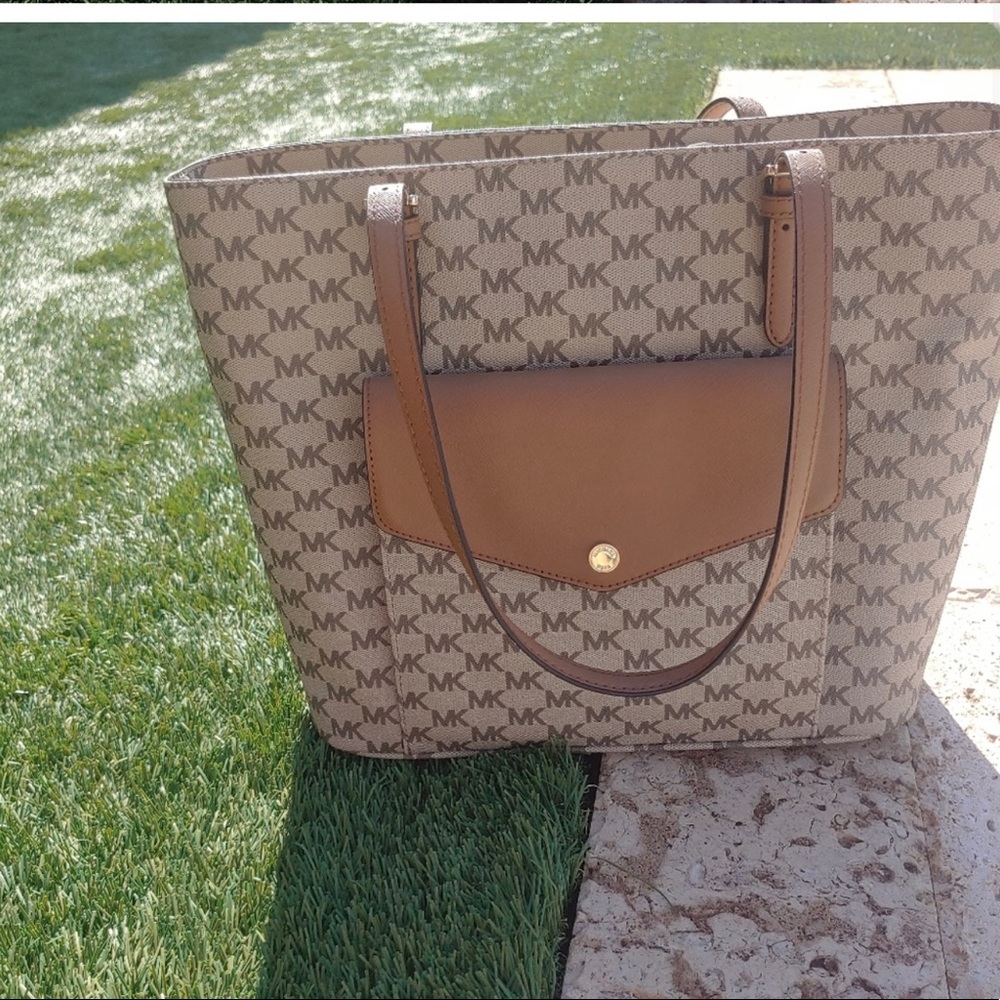 Michael Kors jet set bag !